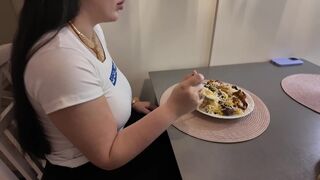 Dögös 20 éves lány megbassza magát az legelső randin