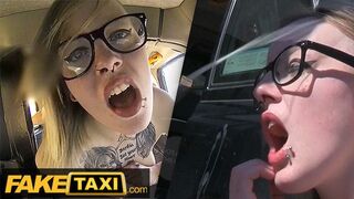 Tetovált Brit Alt-Modell Szemüvegben Keményen Megbaszva a Fake Taxi Autójában