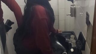 Tini spanyol diákok vad szexelése a fürdőben iskola előtt