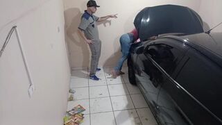 Dögös fiatal kurva a szerelőnél dug az alkalmazottal