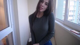 Csinos csaj tanya mutatja a cicijét