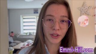 Kinti spriccelés! 18 éves vékony tini keféli nagy punciját a szabadban, amíg el nem élvez