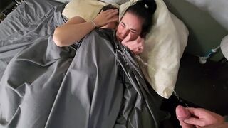 Dupla pici didkós néger hajú lányra pisil az ágyban majd pisi áztatta bugyijukban csókolóznak
