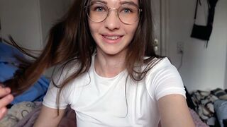 Ártatlan tini keményen bassza nagyajkú punciját cowboy szerkóban!