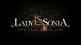 Lady Sonia megmutatja a brit MILF csábítását egy fiatal csaj előtt kötözős jelenetben