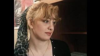 Világos Szőke nagymellű csajok szőrös puncit szopnak nagy farokkal retro jelenetben