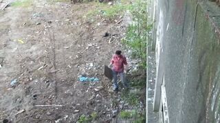 Krissy Kage néger hajjal durván tolva az elhagyott épületben
